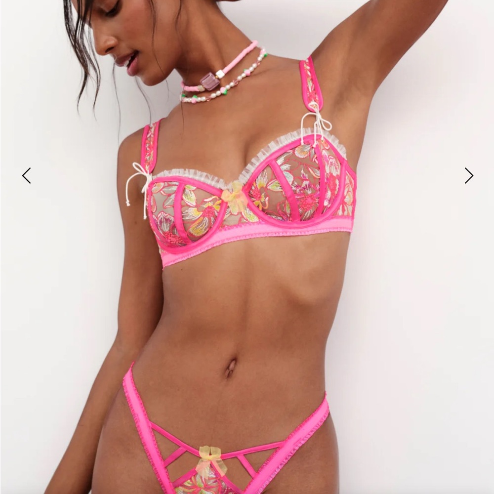 Electric Fields Embroidery Underwire Bra S / Pink